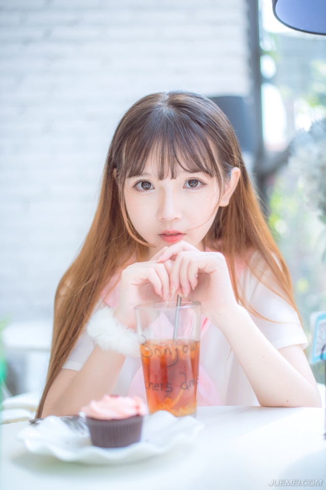 在这里，与各位再共同勉励一次，我们要做聪明的人，做有智慧的人有慈爱又肯诚实对人对己的勇者。就算天大的事情来了，也不逃避它，心平气和地为自己争取最合理的解决之道，不可以做一个弱者，凡是不顺心便跌倒的人是要被社会淘汰的，做一个有弹性的人，当是我们一生追求的目标。——三毛《亲爱的三毛》
